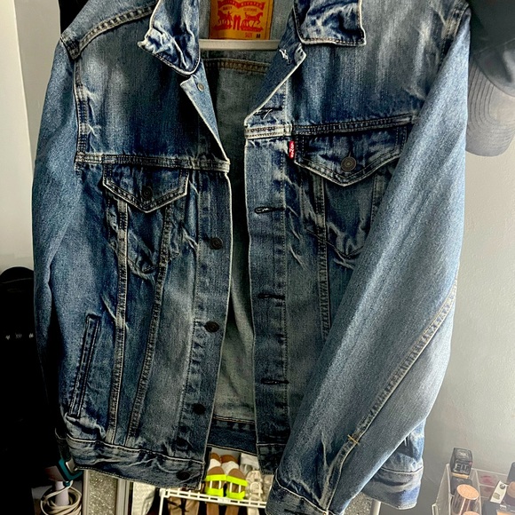 Mens Medium Denim Levi’s jacket.